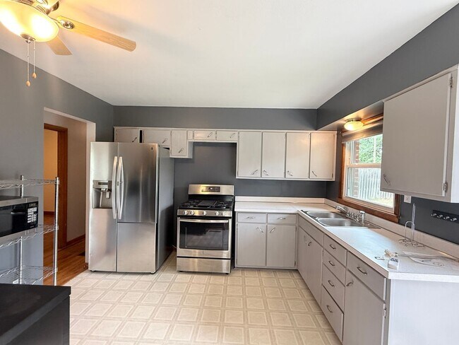 Building Photo - 1502 Edgewood Dr