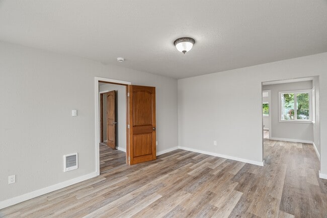 Building Photo - 207 N Alder St
