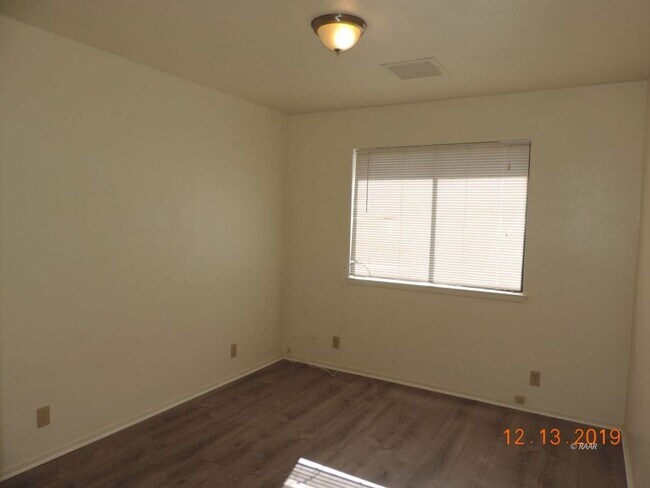 Building Photo - SUN433