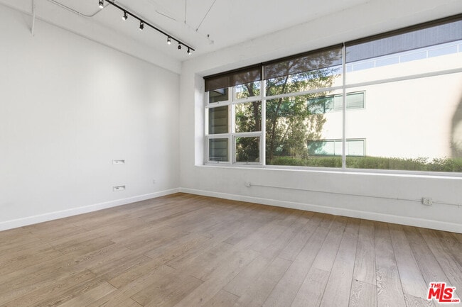 Building Photo - 1130 Flower St