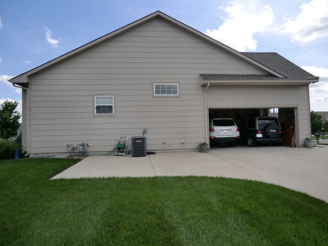 Building Photo - Lovely Duplex in 55+ Community
