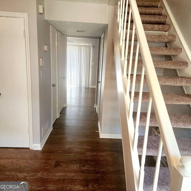 Foto del edificio - 6572 Sleepy Hollow Ln