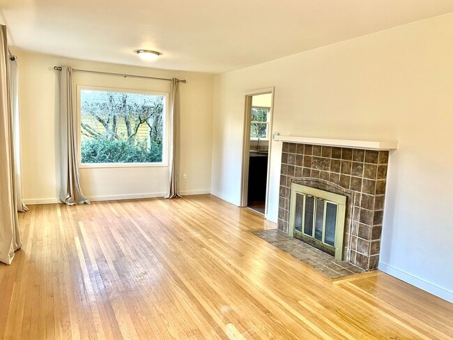 Building Photo - Cozy Greenwood Bungalow - Recently Renovated!