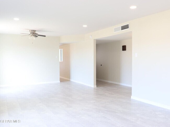 Foto del edificio - Beautiful 3 bed/2 baths and more for RENT