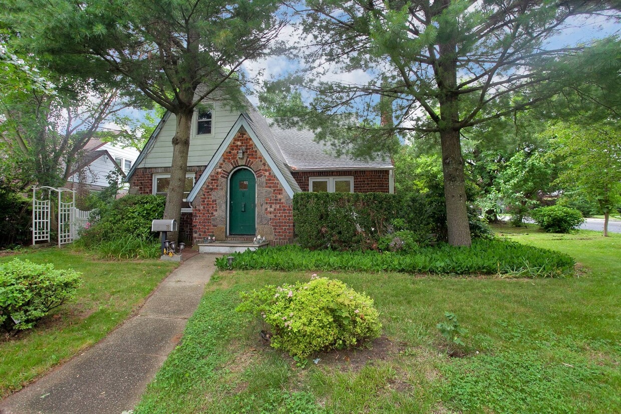 72 Berkshire Rd, Great Neck, NY 11023 House Rental in Great Neck, NY