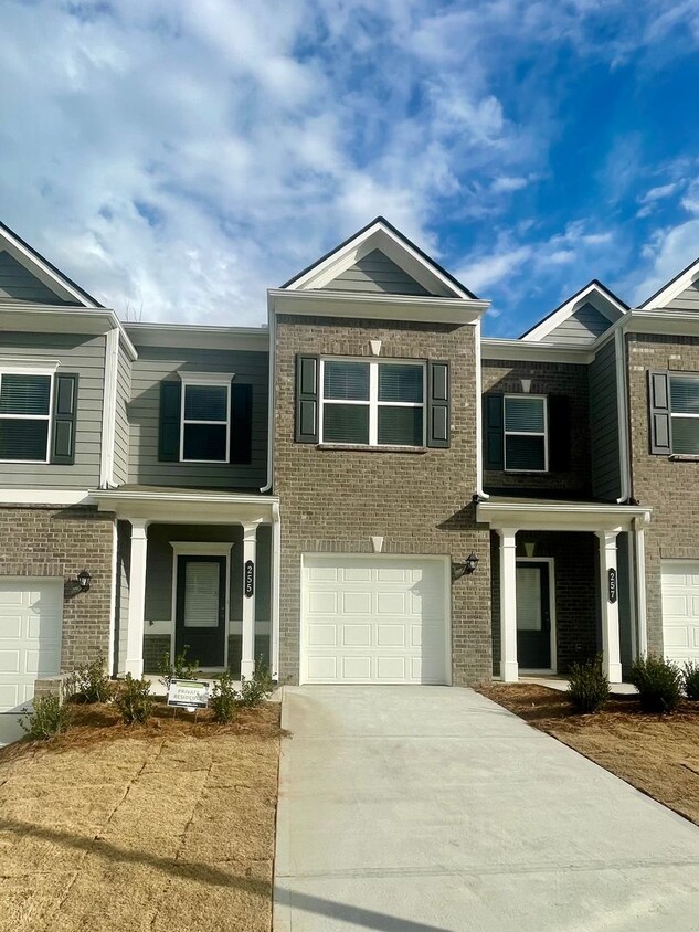 Foto principal - Beautiful New Townhome Close to Everything