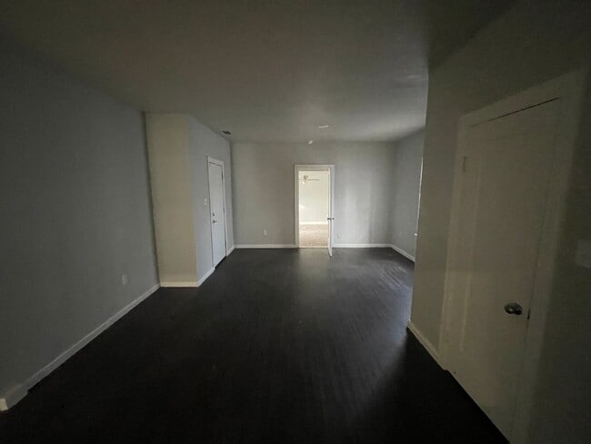 Foto del edificio - 5 bedroom, 2 bath