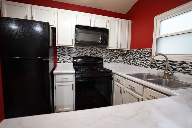 Foto del edificio - 361 Farnsworth Ct