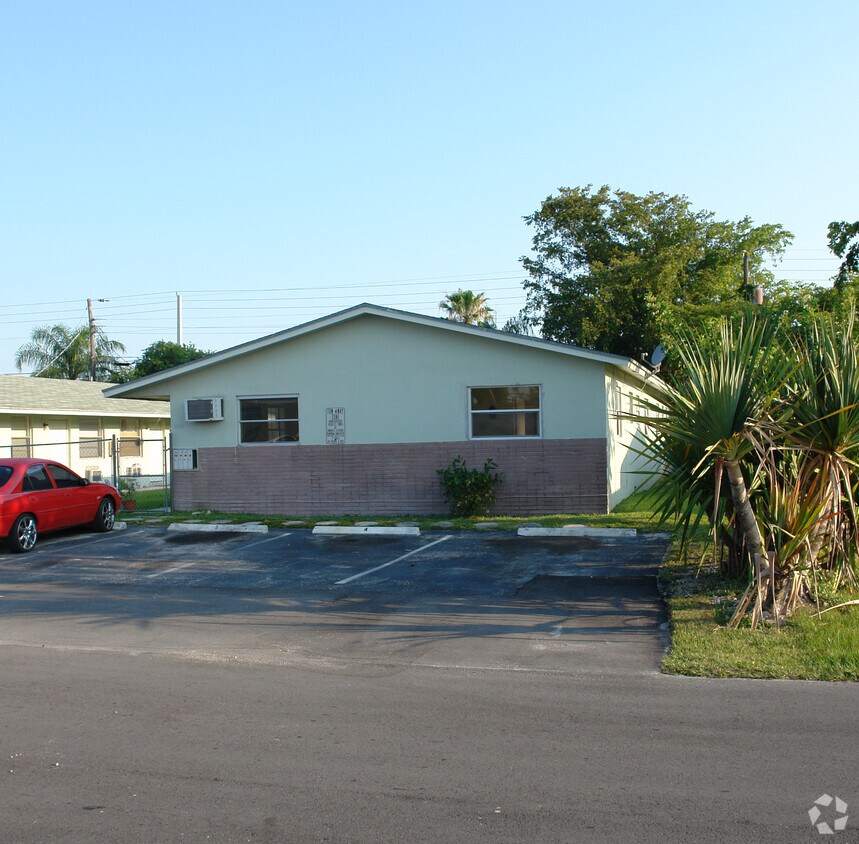 Building Photo - 3639 SW 13th Ct