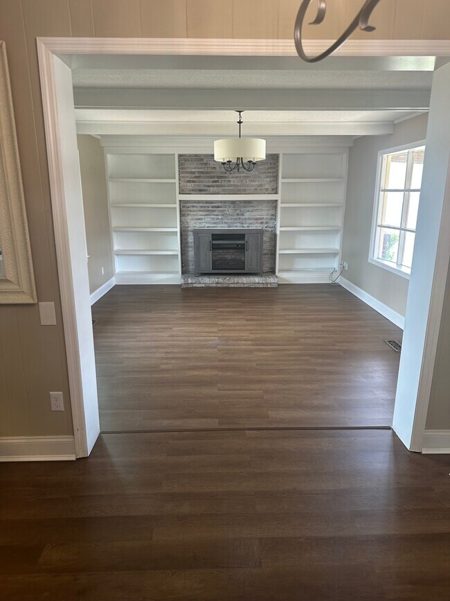 Building Photo - 18516 Elles Dr