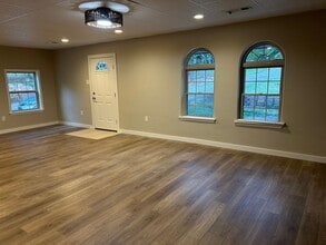 Building Photo - 4 Silver Hls Ln