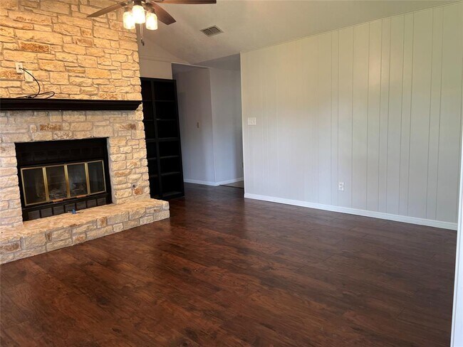 Building Photo - 1307 T H Johnson Dr