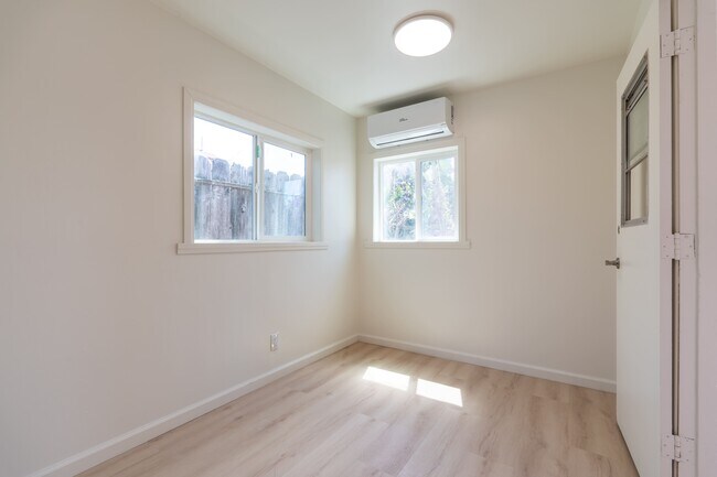 Foto del edificio - 6027 Adelaide Ave