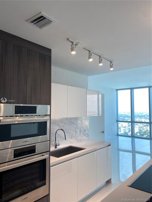 Foto principal - 851 NE 1st Ave