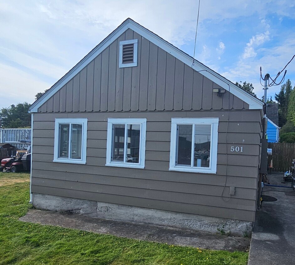 Basic exterior, lots of exterior space - 501 34th St