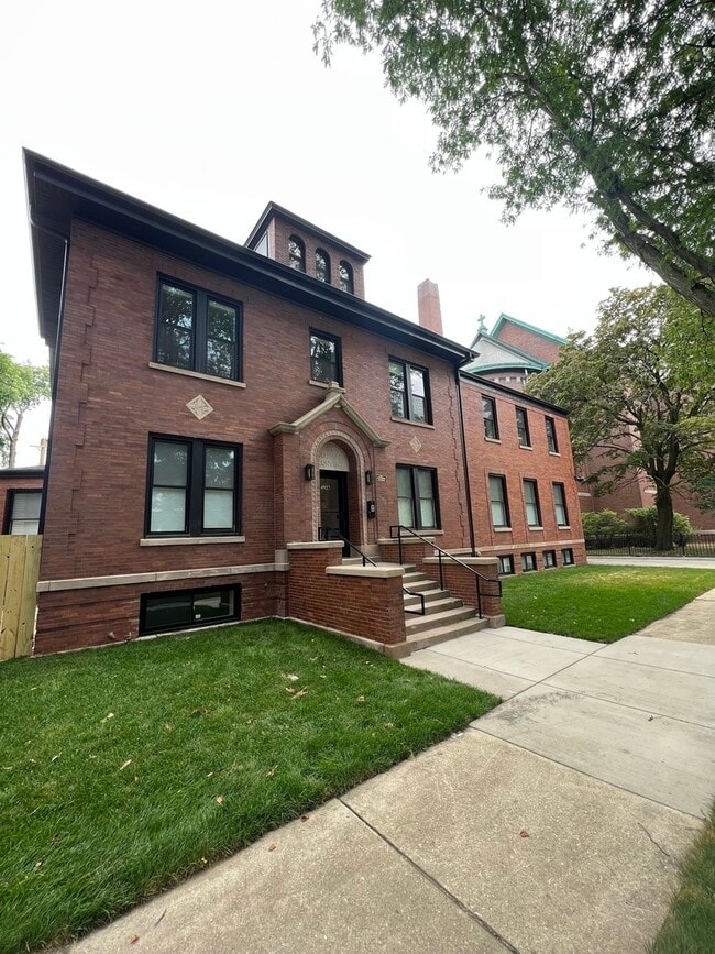 Building Photo - 4927 N Claremont Ave