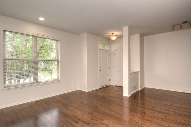 Building Photo - 2562 Waterbury Ln