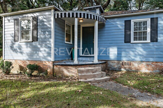 Building Photo - Updated 2 Bed 1 Bath Cottage in Established Neighborhood!