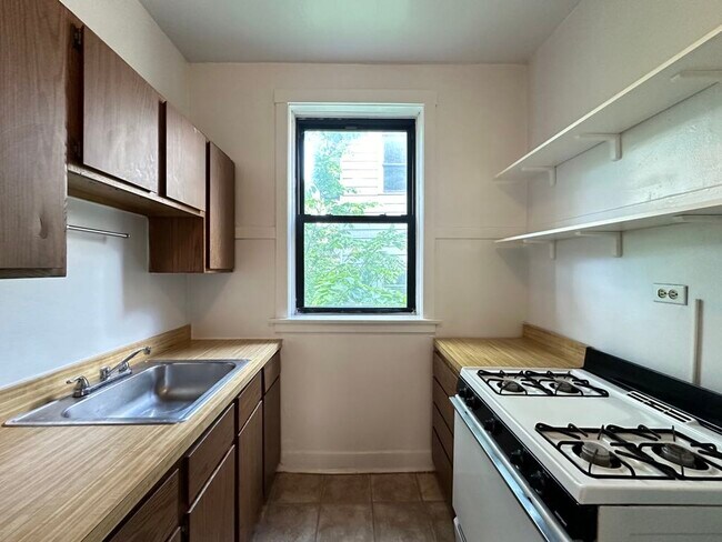Foto del edificio - 2428 N Sawyer Ave