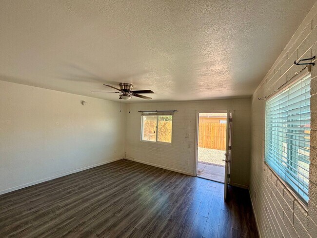 Foto del edificio - 729 E Mission Ln