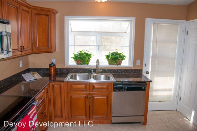 Building Photo - 2920 N Waterford Dr