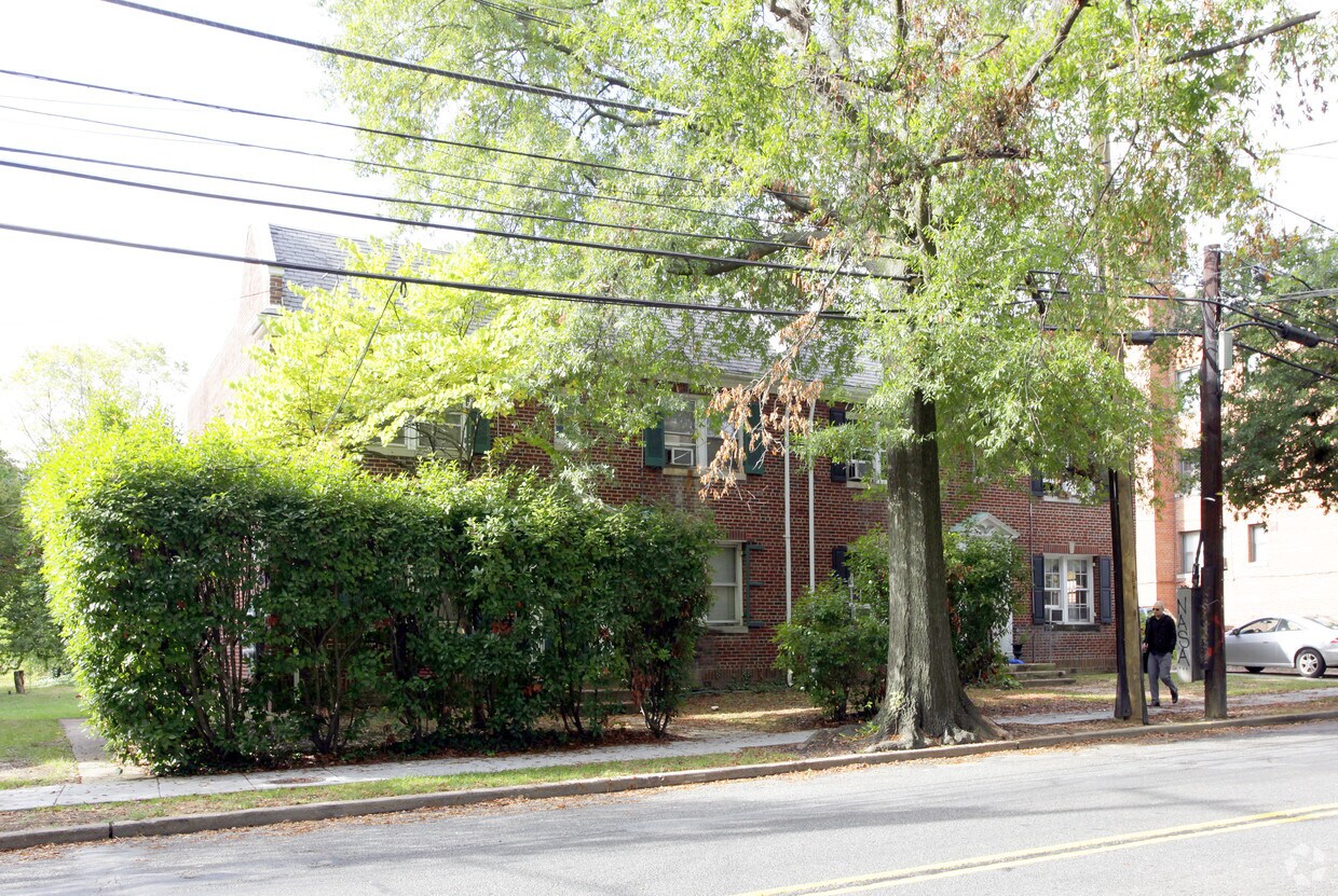 Foto del edificio - 4508-4512 Macarthur Blvd NW