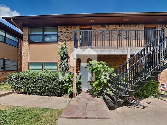 Building Photo - 624 E 3rd St Apt 301