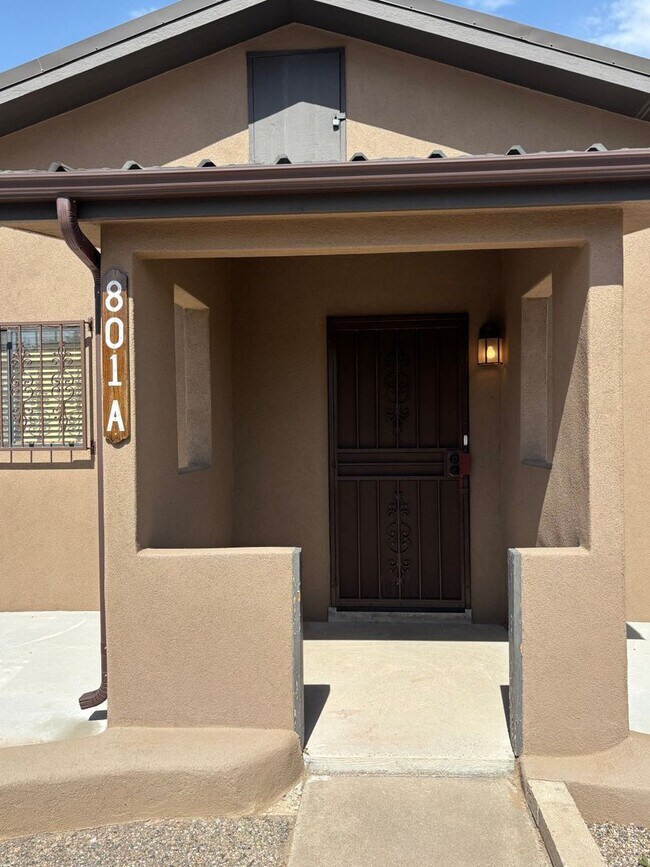 Building Photo - NEWLY REMODELED 1 BED 1 BATH