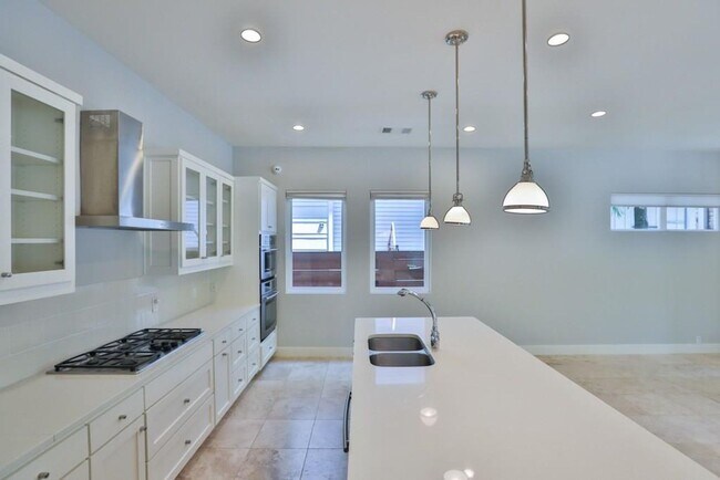 Foto del edificio - Stunning 3 bedroom, 3.5 bathroom Home in A...