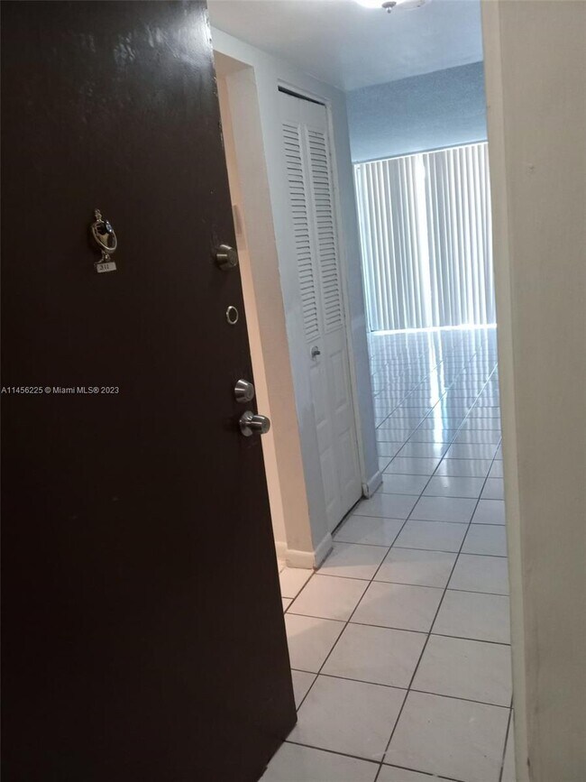 Foto del edificio - 484 NW 165th St