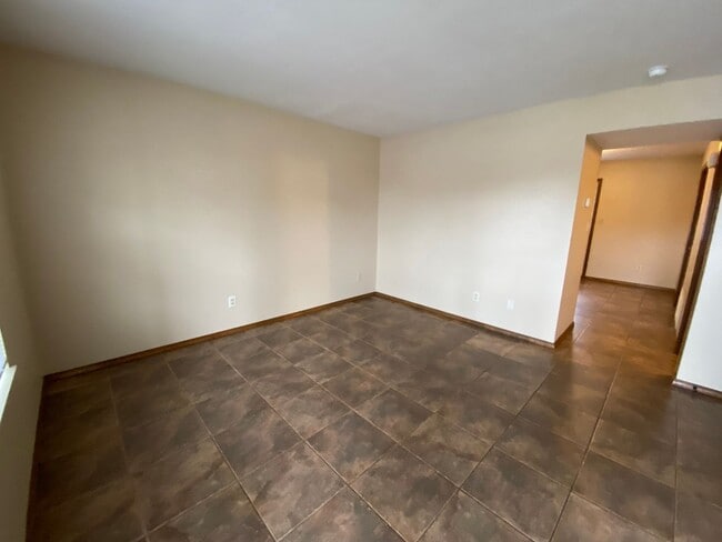 Building Photo - 2 bedroom 1.5 bath Townhome in a great loc...