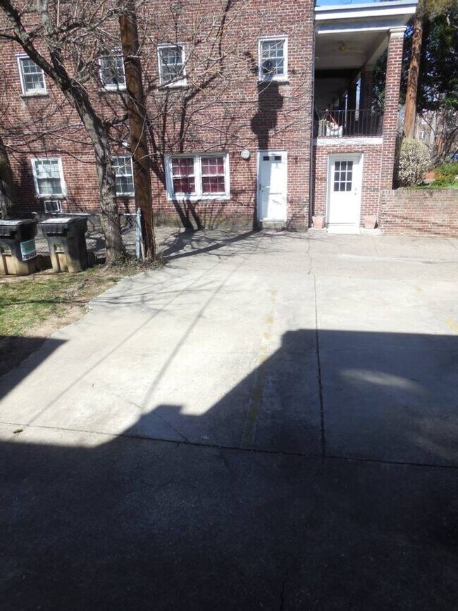 Foto del edificio - 3917 W St NW