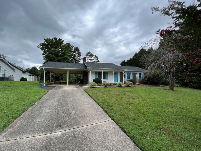 Building Photo - 1325 Pebblebrook Rd