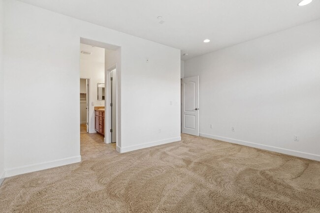 Foto del edificio - ELEGANTLY APPOINTED TOWNHOME IN TOSCANA PRIVATE & SECURE | NEAR GREENBELT!