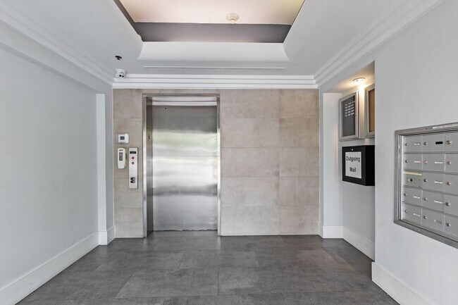 Foto del edificio - Luxury 2BR Penthouse in Coconut Grove | 1.5 Bath | Prime Miami Location