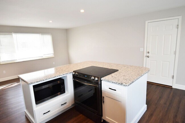 Building Photo - 6541 S Ash Cir