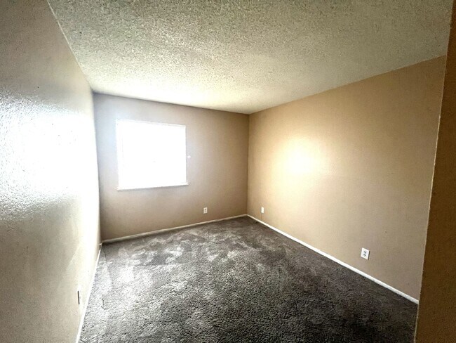 Building Photo - 1 story condo located near Jones & smoke r...