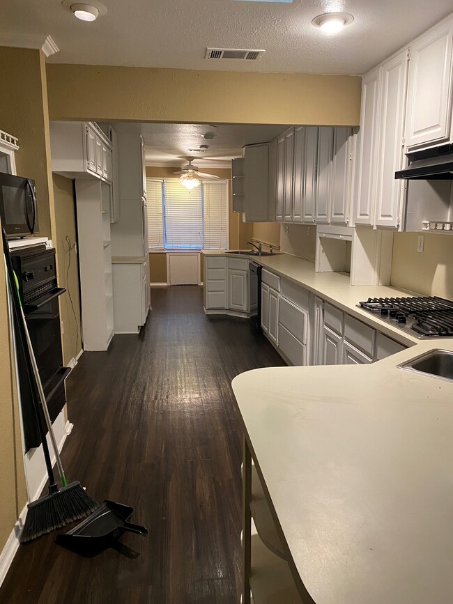 Kitchen - 880 Rellia Dr