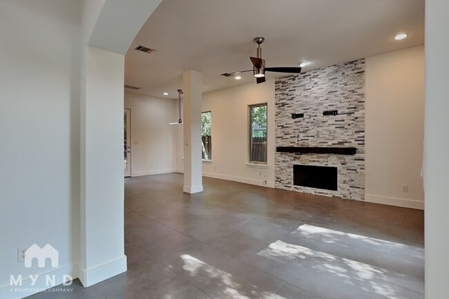 Building Photo - 2502 Kinney Rd