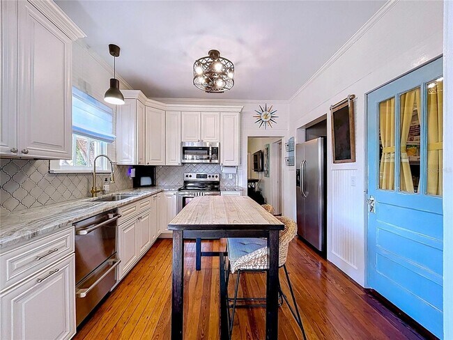 Foto del edificio - Timeless Bungalow located in the heart of Plant City Historic District