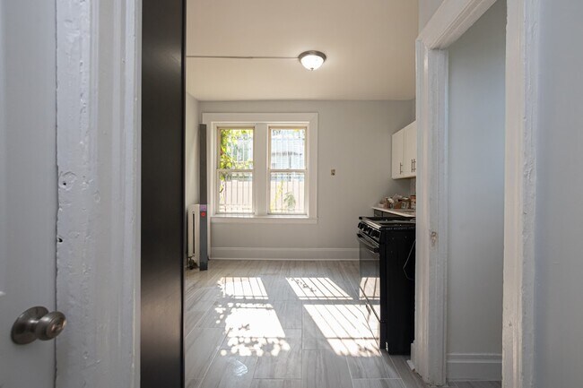 Building Photo - 727 S 13th St