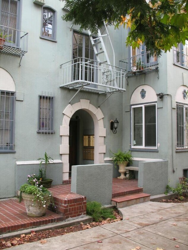 Foto principal - 2 bedroom in Oakland CA 94610