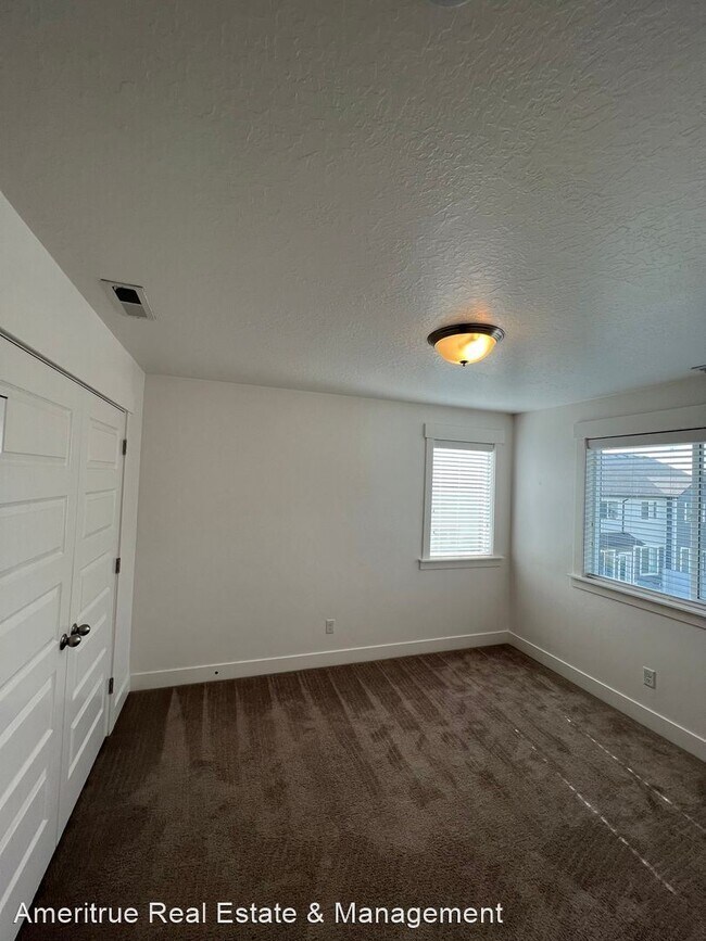 Foto del edificio - 4 br, 2.5 bath House - 4065 W. 1650 N.