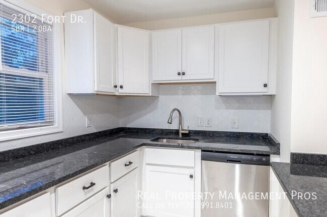 Building Photo - 2302 Fort Dr