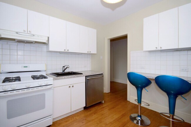 Kitchen - 2024 W Farragut Ave