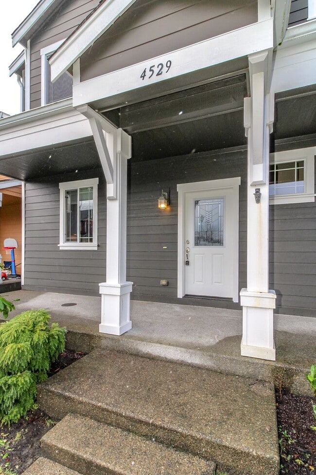 Building Photo - Beautiful Lacey Home with new paint and carpet in Popular Edgewater Community