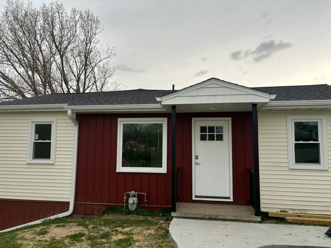 Primary Photo - 4 Bedroom, 2 Bath Single Family Home in Cl...