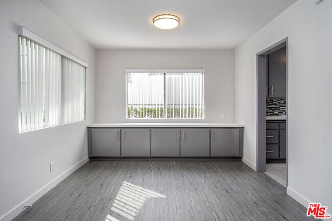 Foto del edificio - 450 S Los Robles Ave