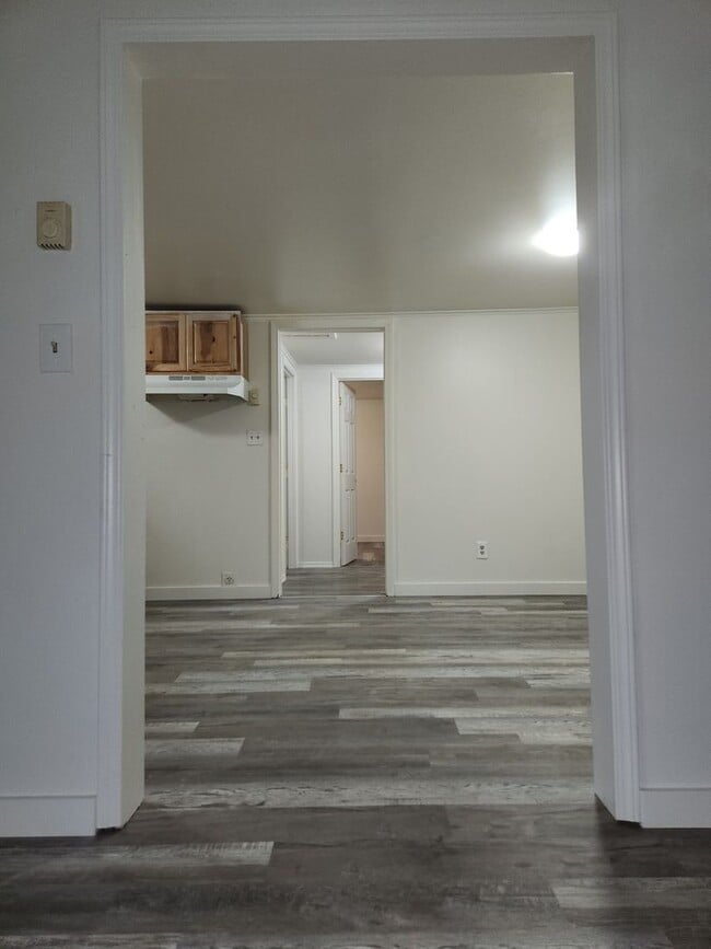 Building Photo - Charming 3-Bedroom with fresh new interior!