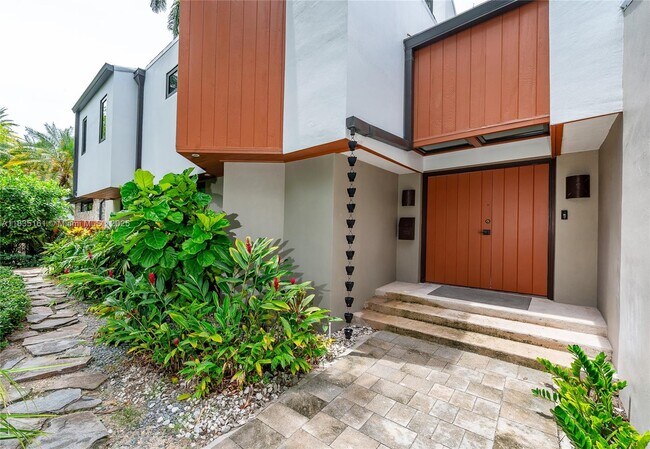 Building Photo - 3400 Poinciana Ave